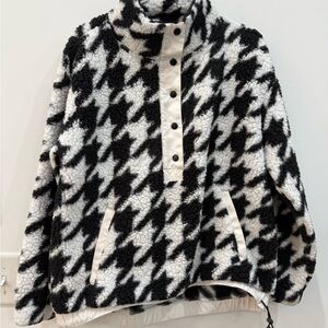 Lou & Grey Black and White Houndstooth Sherpa Pullover Jacket